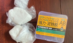 门铰链铆钉松动用泥铁胶修复